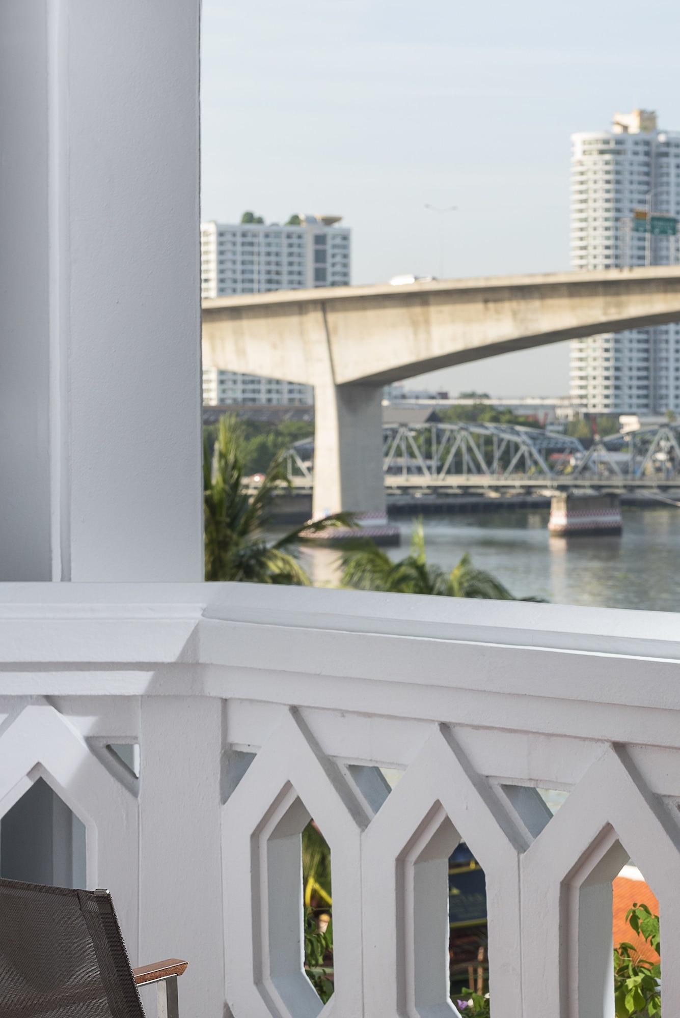 Anantara Riverside Bangkok Resort Exterior foto View of the bridge from the Skywalk