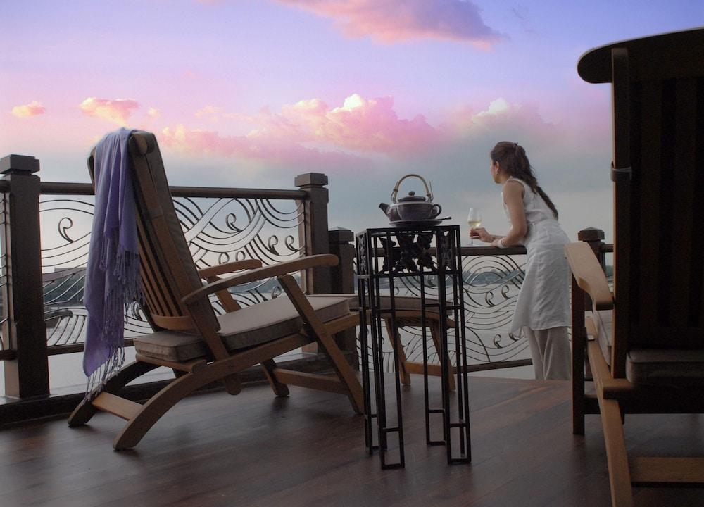 Anantara Riverside Bangkok Resort Exterior foto A balcony