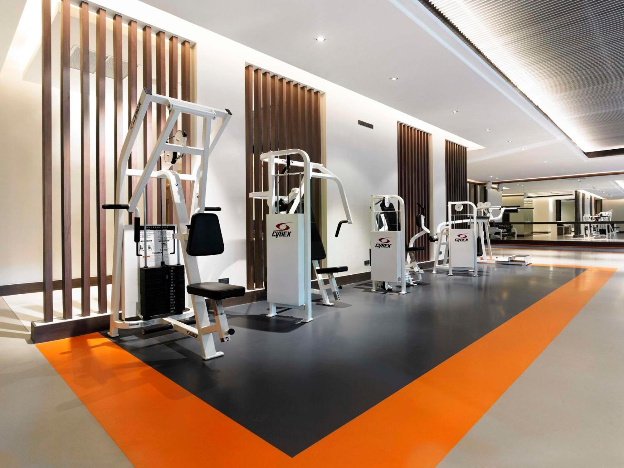 Anantara Riverside Bangkok Resort Exterior foto The gym at the hotel