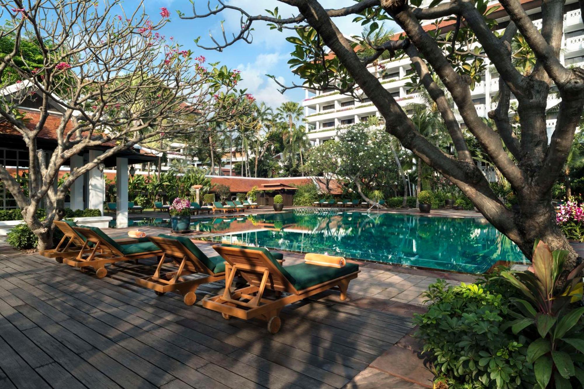 Anantara Riverside Bangkok Resort Exterior foto The pool at the hotel