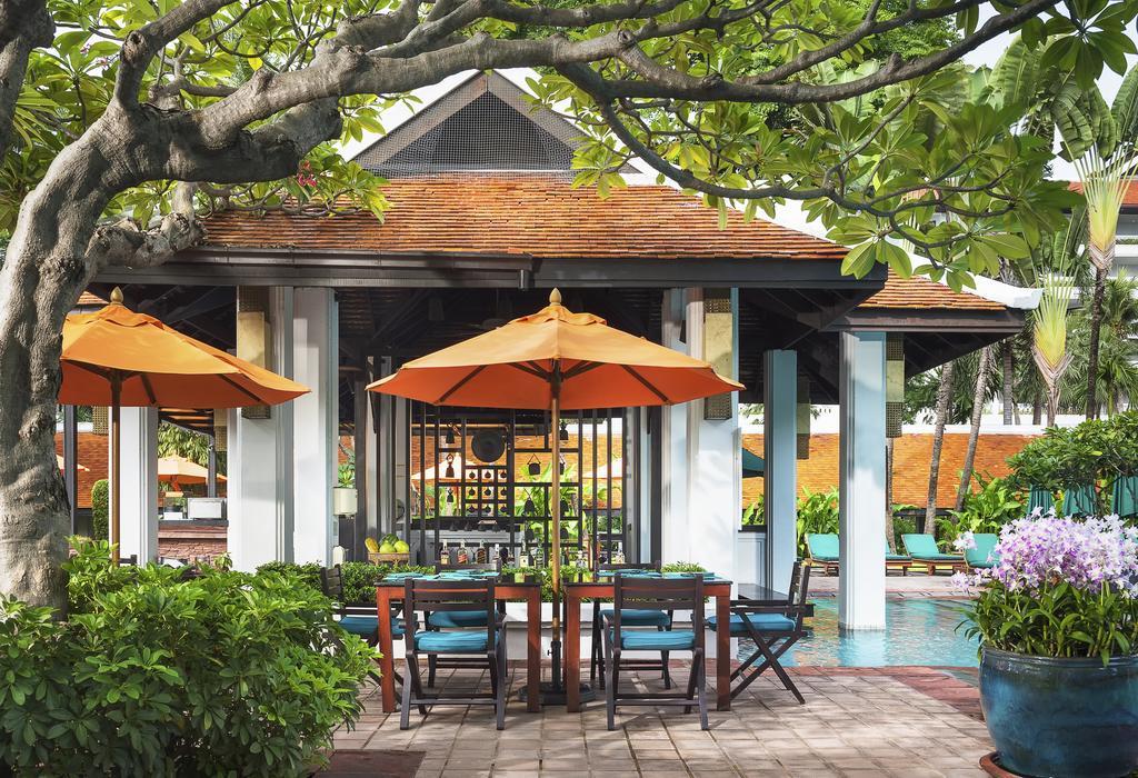 Anantara Riverside Bangkok Resort Exterior foto The Pool Bar