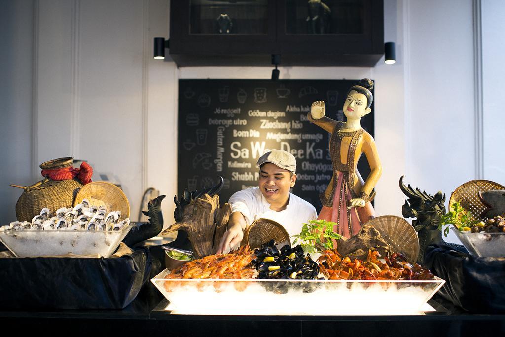 Anantara Riverside Bangkok Resort Exterior foto Seafood display at the hotel's restaurant, Sala Ka