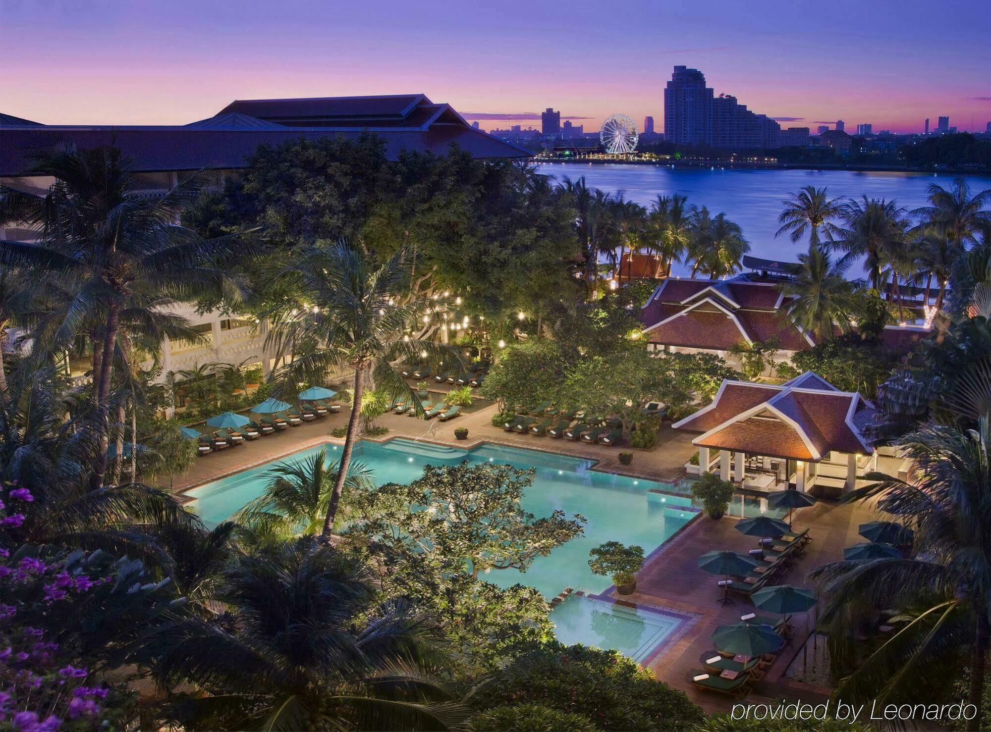 Anantara Riverside Bangkok Resort Exterior foto The Royal Pool at The Royal